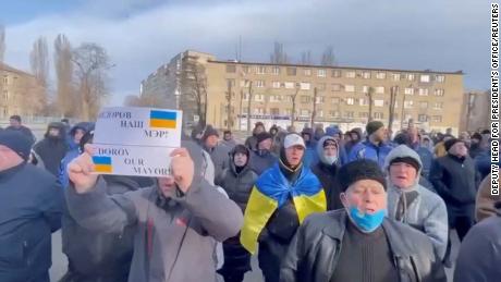 Die Menschen protestieren vor dem Gebäude der Regionalverwaltung von Melitopol gegen die Entführung des Bürgermeisters Ivan Fedorov, nachdem er Berichten zufolge am 12.