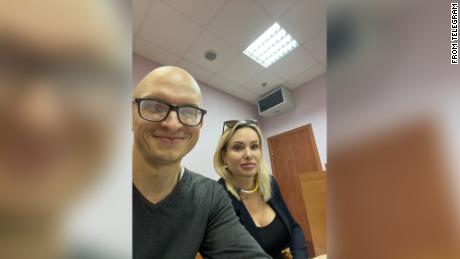 Russischer Fernsehjournalist, der gegen den Krieg in der Ukraine protestierte, taucht vor Gericht auf 