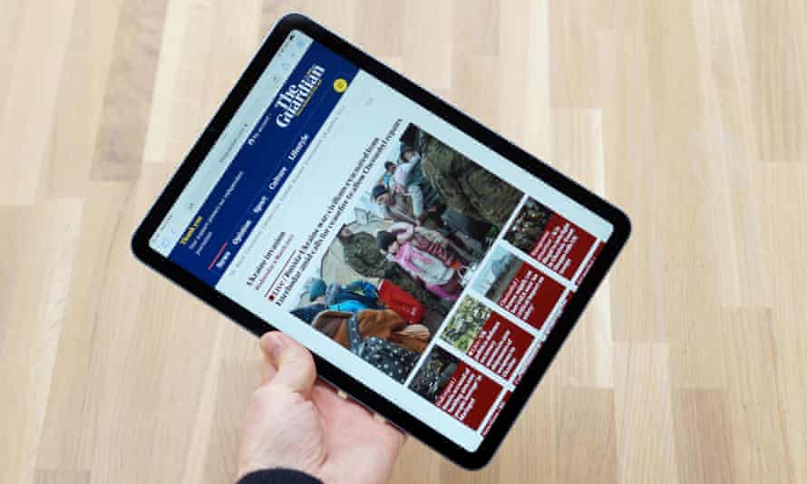 die Guardian-Website, die in Safari auf dem iPad Air angezeigt wird