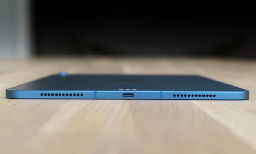 Das iPad Air liegt flach auf einem Tisch und zeigt seinen USB-C-Anschluss