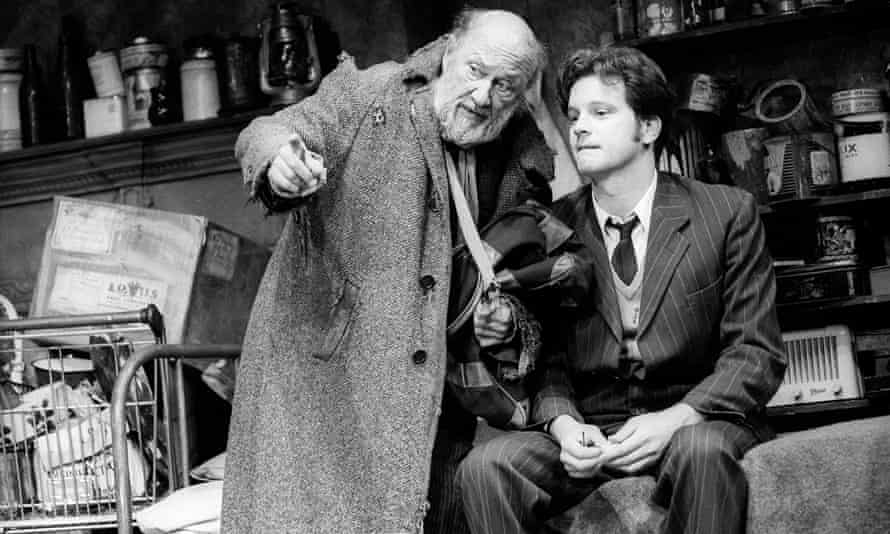 Pfeifenträumer … Donald Pleasence als Davies und Colin Firth als Aston in The Caretaker von Harold Pinter im Comedy Theatre, London, 1991.