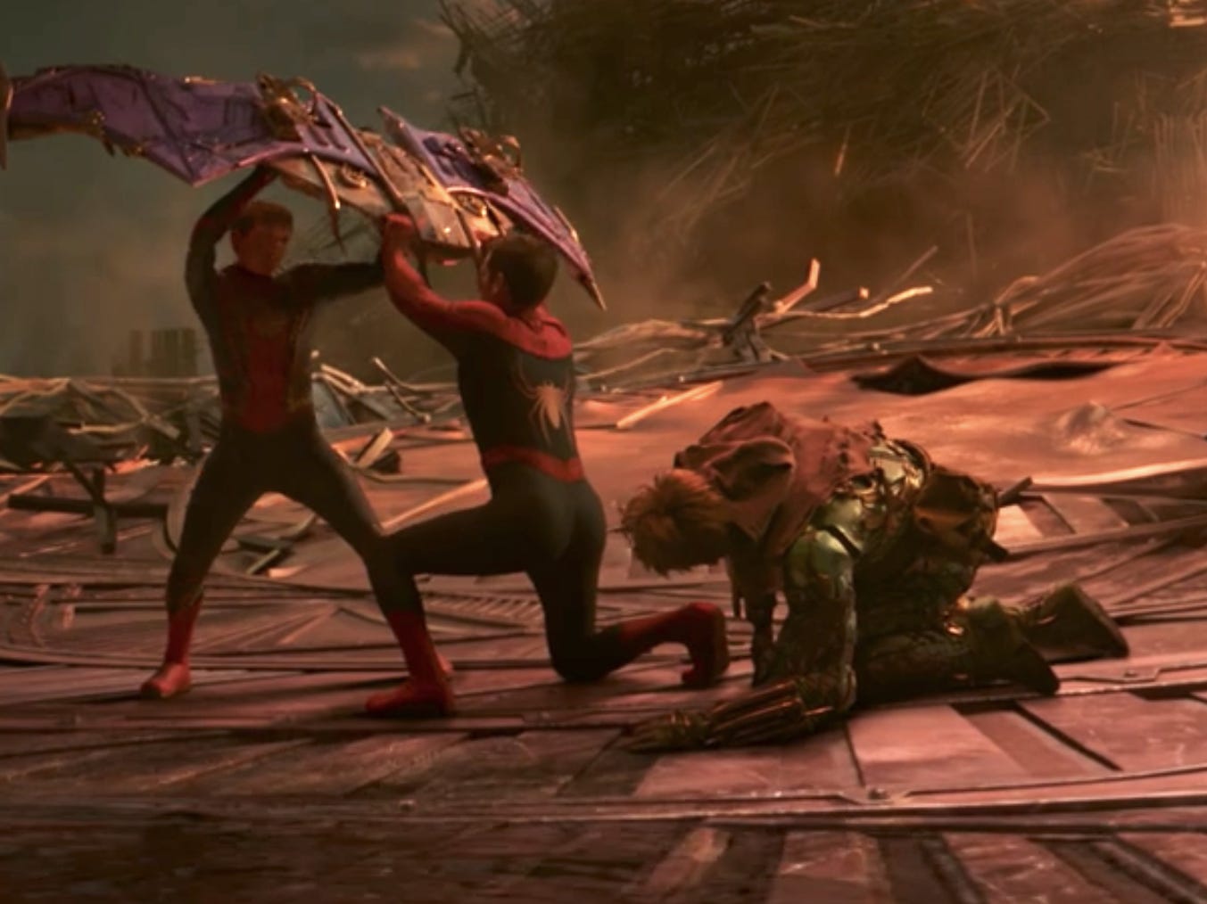 Tom Holland, Tobey Maguire und Willem Dafoe in einer Kampfszene in „Spider-Man: No Way Home“.