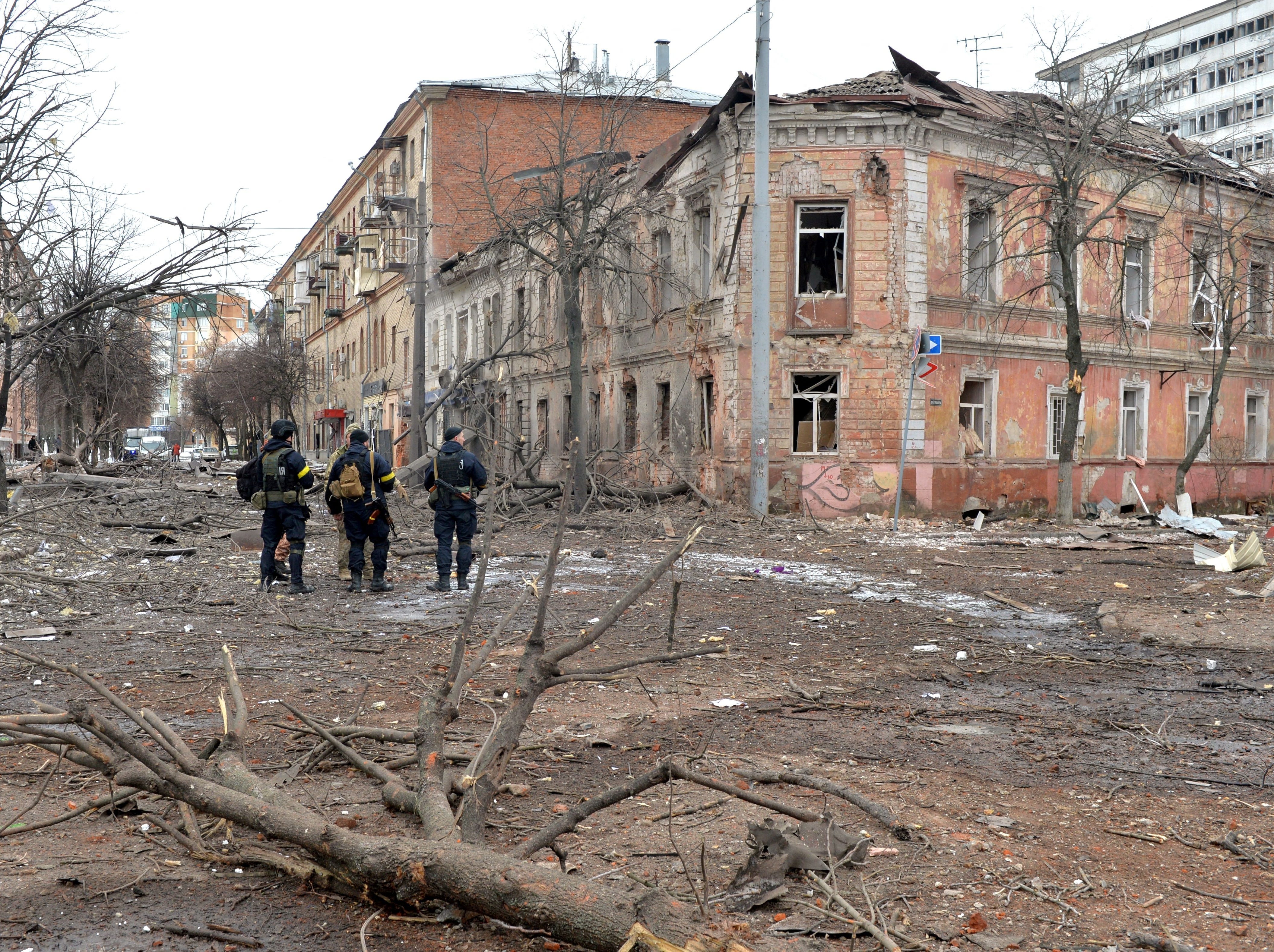 Ukrainische Polizisten patrouillieren am 7. März 2022 nach einem Beschuss in Charkiw, der zweitgrößten Stadt der Ukraine, auf einer Straße.