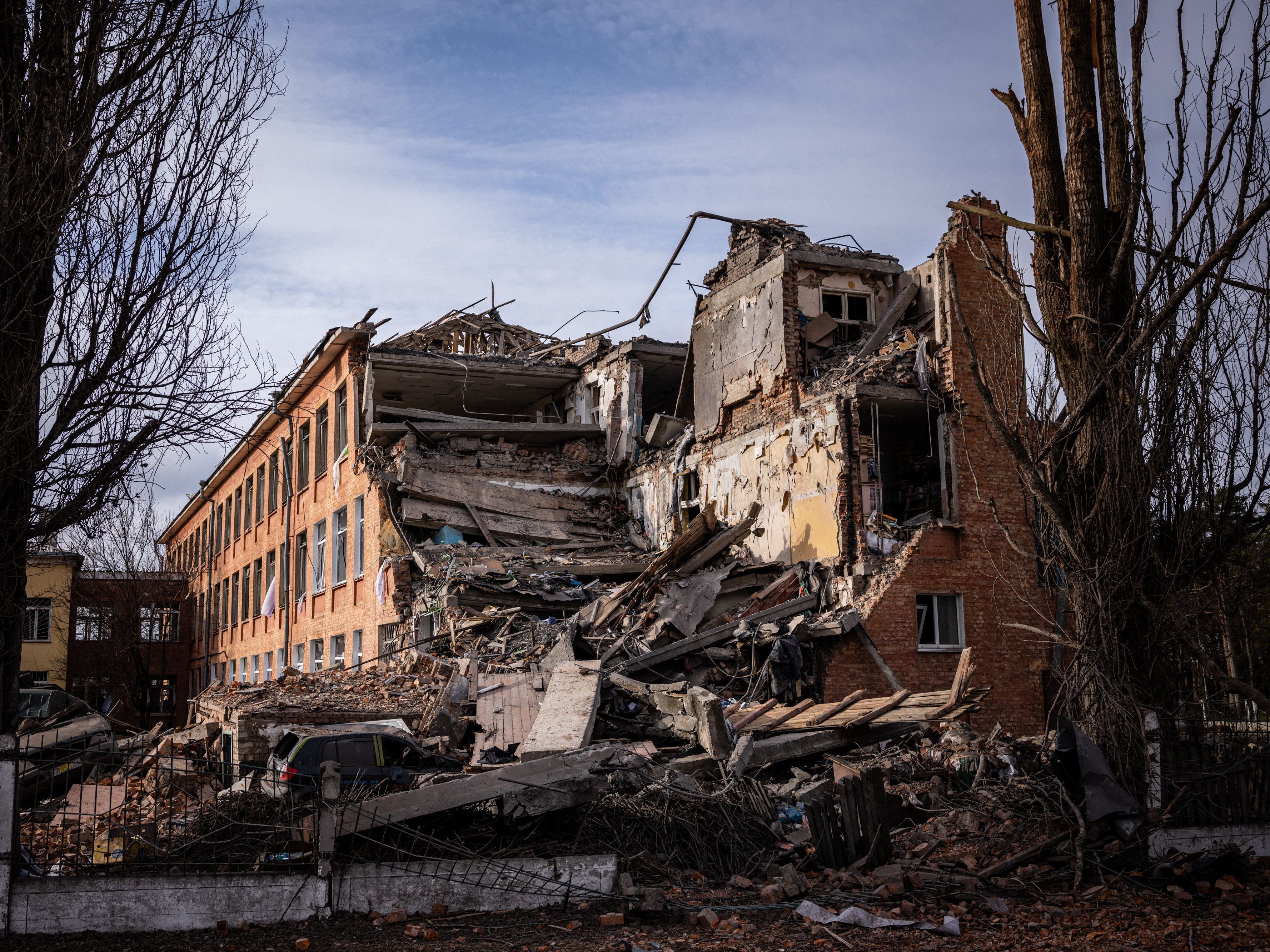 Ein beschädigtes Schulgebäude in der nordukrainischen Stadt Tschernihiw am 4. März 2022.