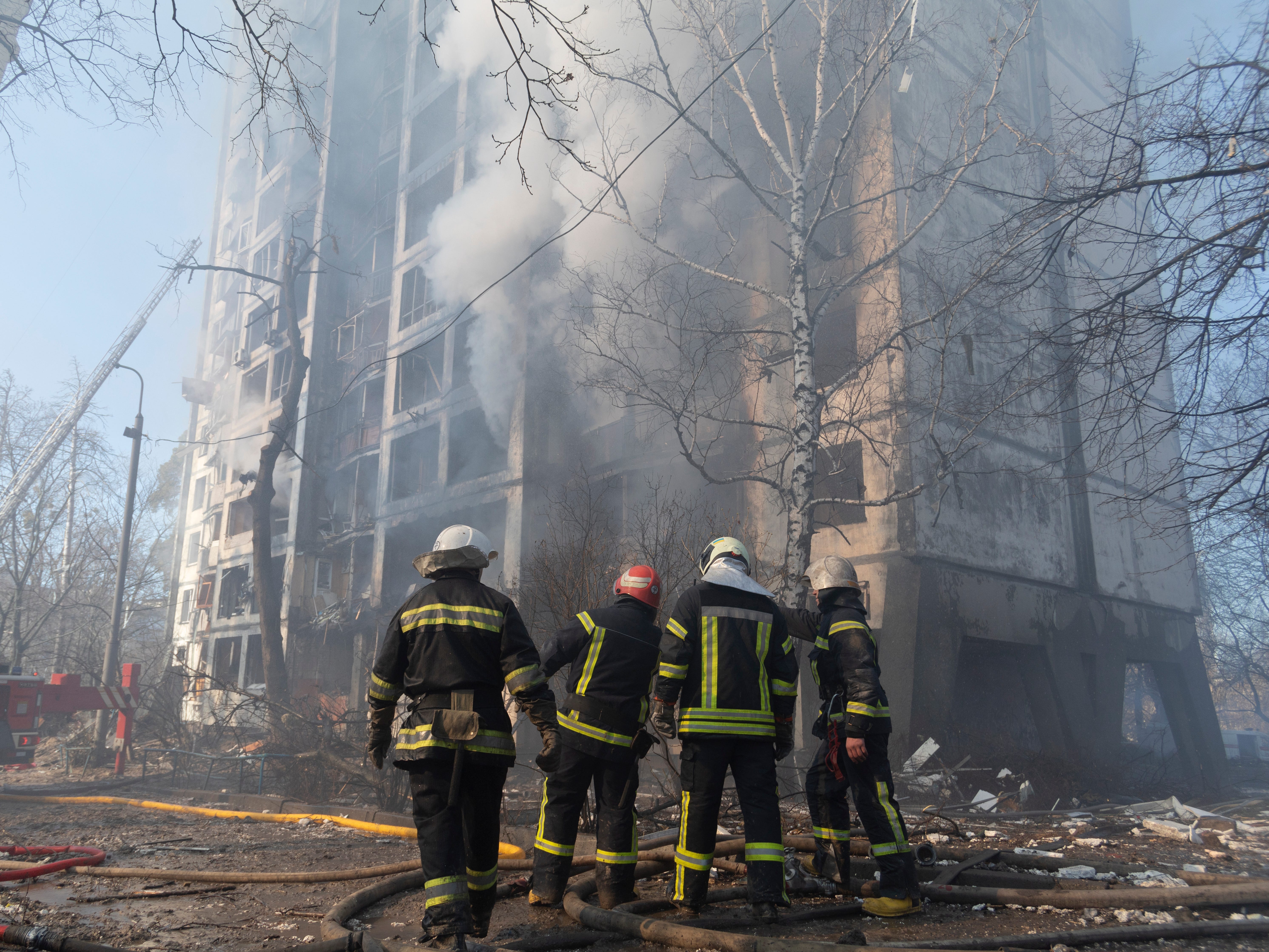 Feuerwehrleute löschen am 15. März 2022 das Feuer, das durch den russischen Beschuss im Bezirk Svyatoshyns'kyi in Kiew, 12 km vom Zentrum der Hauptstadt entfernt, entstanden ist.