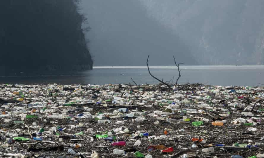 Plastikflaschen und anderer Müll schwimmen auf dem Fluss Drina in Bosnien.
