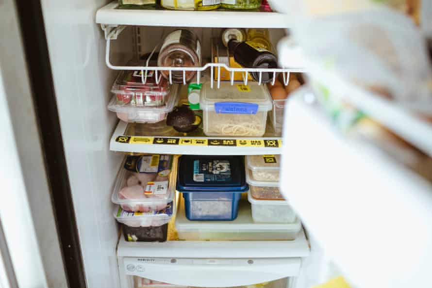 Ein Kühlschrank mit einem ausgewiesenen „Use It Up“-Regal, das mit einem Klebeband gekennzeichnet ist, stellt OzHarvest in Australien kostenlos zur Verfügung. 