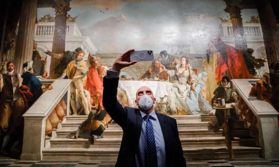 Ein Galeriebesucher macht ein Selfie im Moskauer Puschkin-Museum.  Der Oligarch Alisher Usmanov ermöglichte Tates Leihgabe von 112 Werken von JMW Turner an Puschkin.