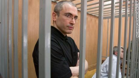 Mikhail Chodorkovsky, links, und sein enger Mitarbeiter Platon Lebedev, gesehen im Käfig eines Angeklagten in einem Gerichtssaal in Moskau am 12. Juli 2004.