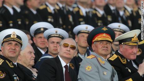 Der russische Präsident Wladimir Putin (Mitte) und Verteidigungsminister Sergej Schoigu (rechts) sehen sich die Militärparade zum Tag der Marine am 27. Juli 2014 auf dem Hauptmarinestützpunkt von Seweromorsk, Russland, an.