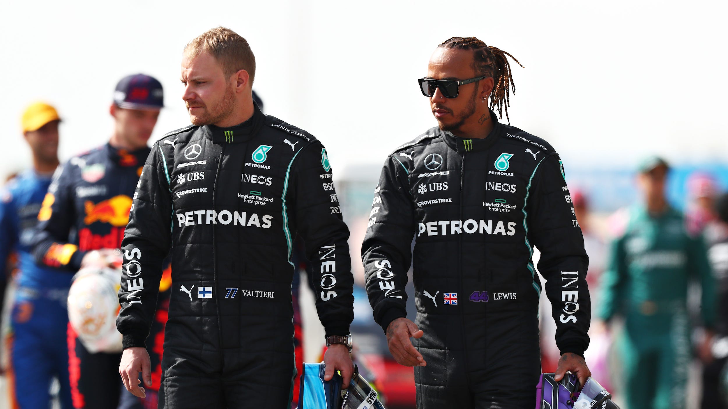 Valtteri Bottas und Lewis Hamilton laufen zusammen.