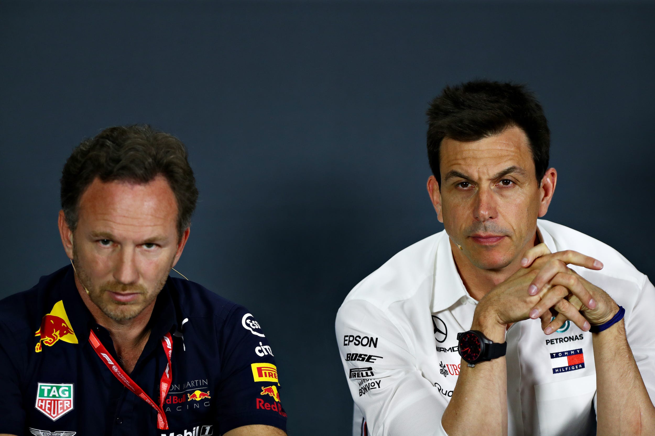 Mercedes-Chef Toto Wolff (rechts) und Red-Bull-Chef Christian Horner sprechen mit den Medien.