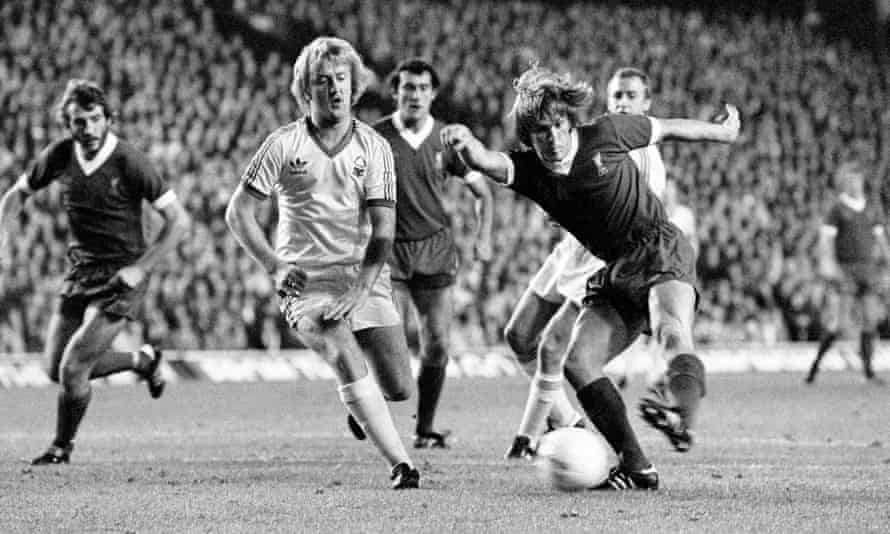 Liverpools Kenny Dalglish schießt unter dem Druck von Kenny Burns aus Nottingham Forest während des Rückspiels der ersten Runde des Europapokals an der Anfield Road im September 1978.