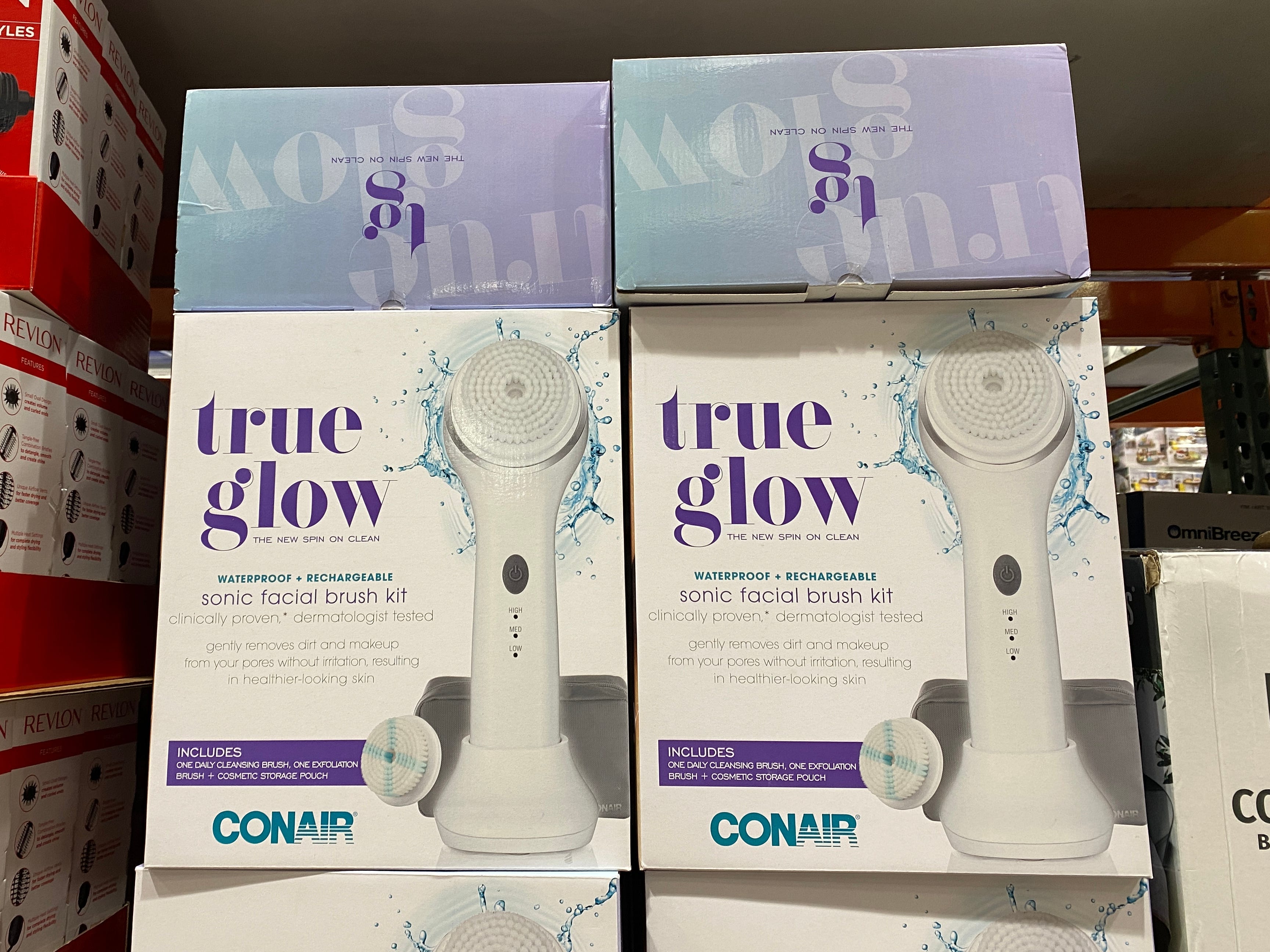 Box für Gesichtsreinigungsbürste mit der Aufschrift „Conair“ und „true glow“.