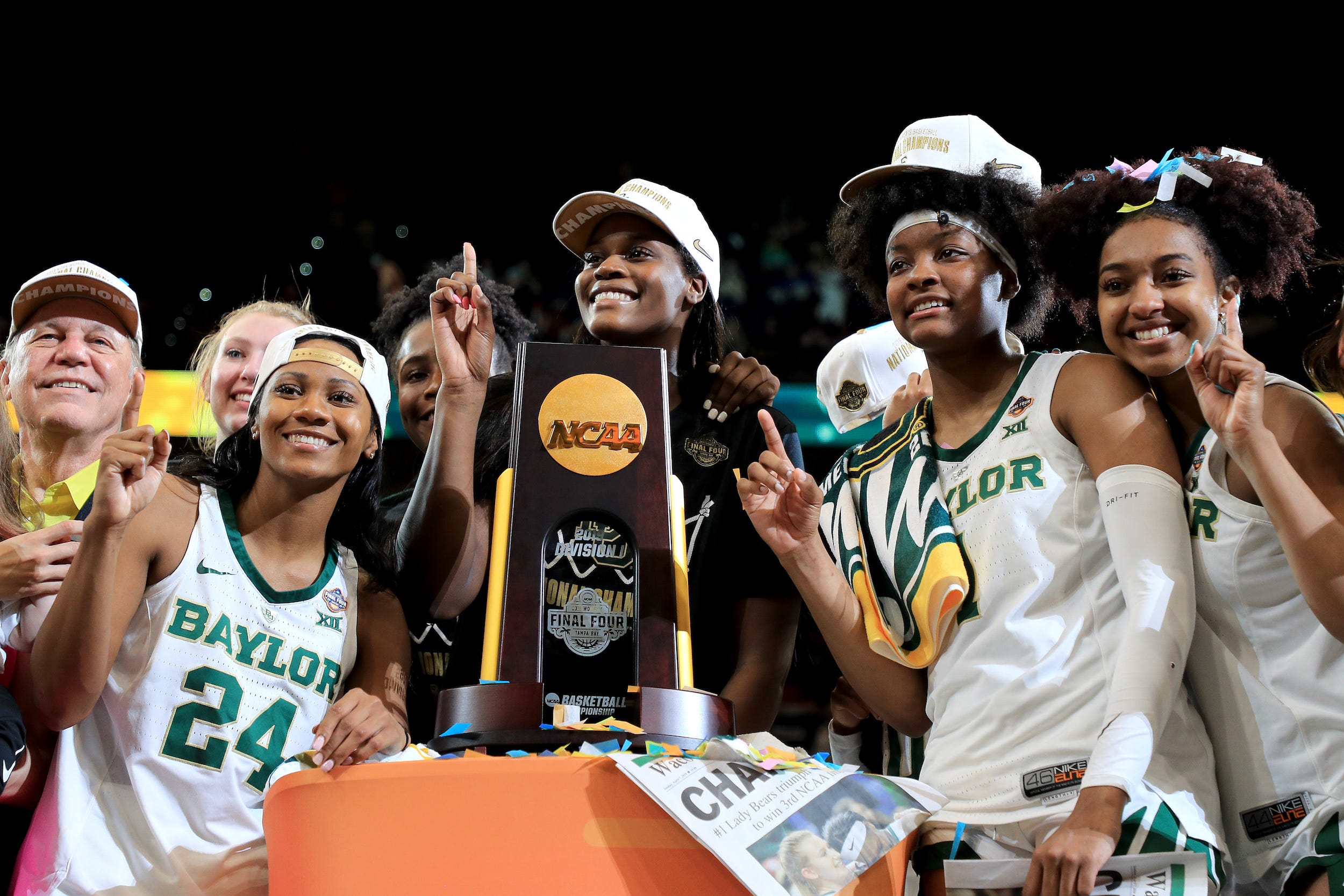Der Frauenbasketball von Baylor feiert den Gewinn der nationalen Meisterschaft im Jahr 2019.