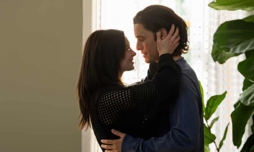 Anne Hathaway und Jared Leto in WeCrashed.