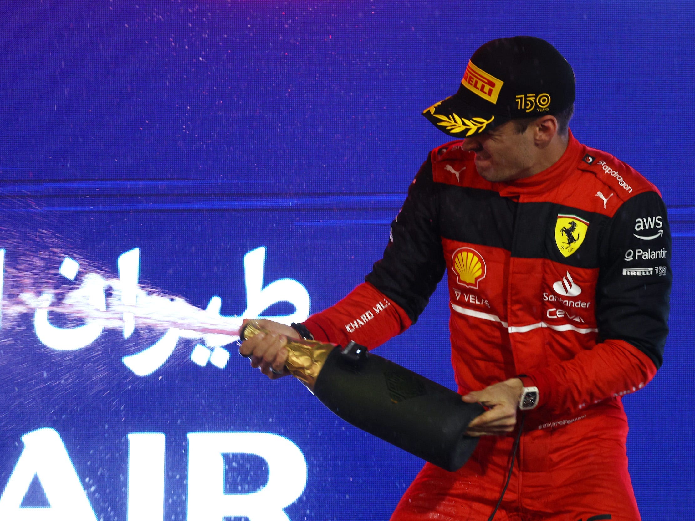 Charles Leclerc versprüht Champagner zur Feier, nachdem er den Auftakt der F1-Saison 2022 in Bahrain gewonnen hat.