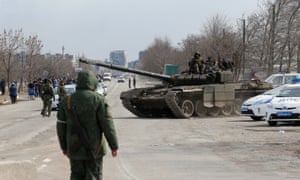 Russische Soldaten auf einem Panzer am Stadtrand der belagerten südlichen Hafenstadt Mariupol, Ukraine