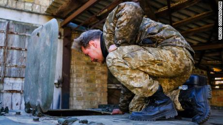 Ein ukrainischer Soldat späht in einen erbeuteten russischen Schützenpanzer, der in ukrainischen Farben gestrichen wurde.