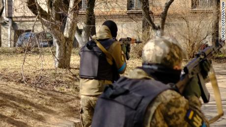 Ukrainische Territorialverteidigungskräfte trainieren für eine mögliche Begegnung mit russischen Truppen.