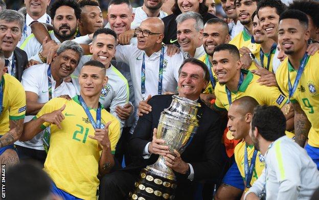 Bolsonaro posiert mit der Copa America-Trophäe nach Brasiliens Sieg 2019
