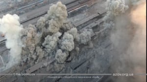 Nach mehreren Explosionen in Mariupol steigt Rauch um ein Industriegelände auf