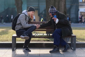 Männer spielen Schach auf einer Bank an der zentralen Promenade in der westukrainischen Stadt Lemberg