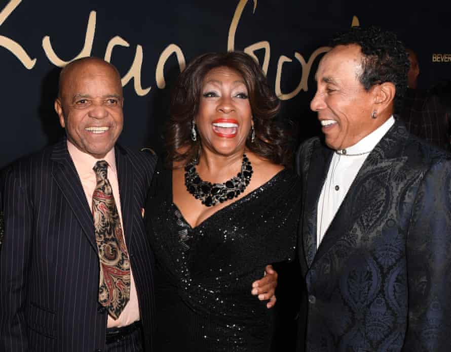Mit Motown-Gründerin Berry Gordy und Singer/Songwriter Smokey Robinson im Jahr 2019.
