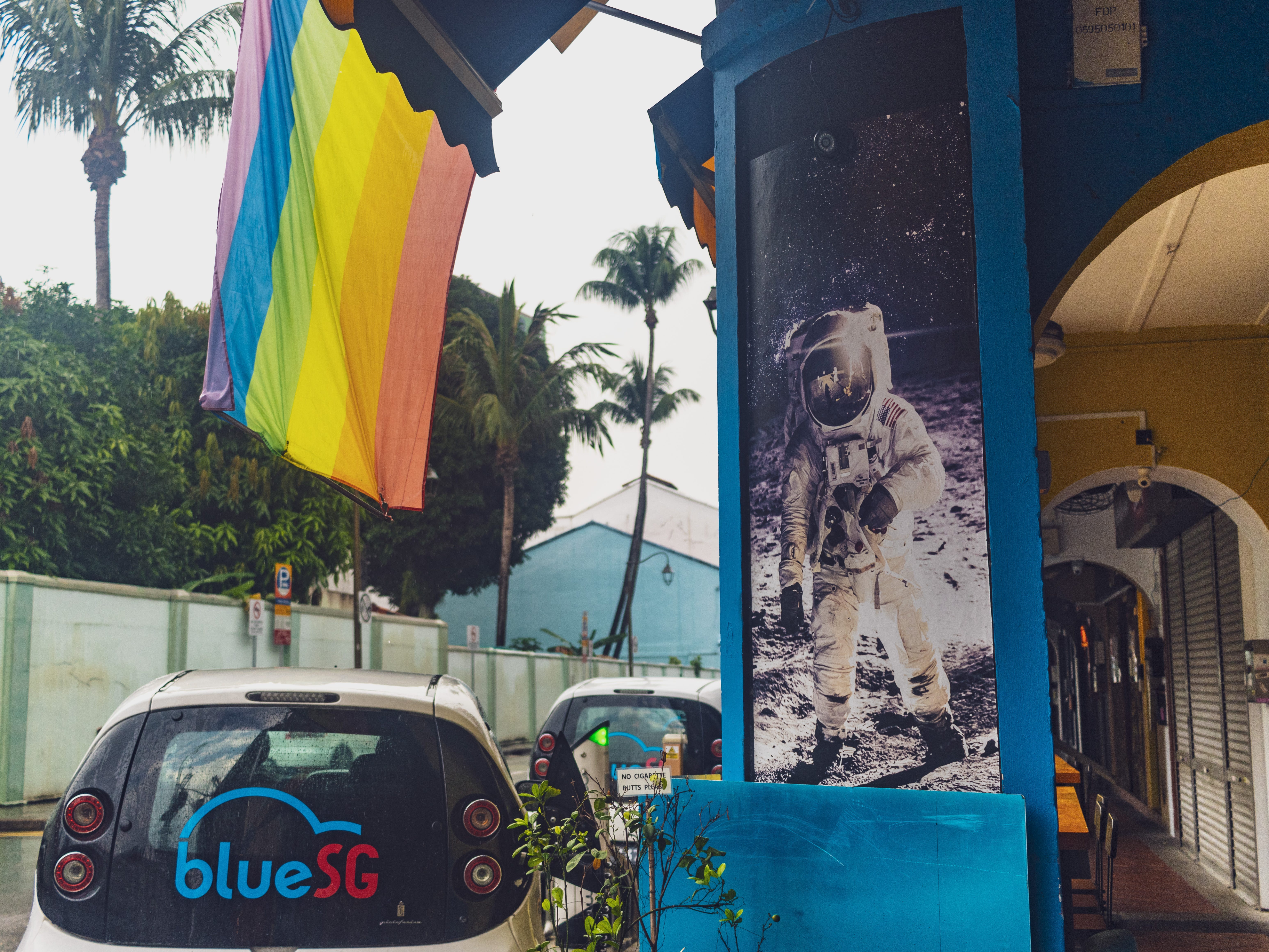 Regenbogenfahne bei Galaxy Pods in Chinatown.