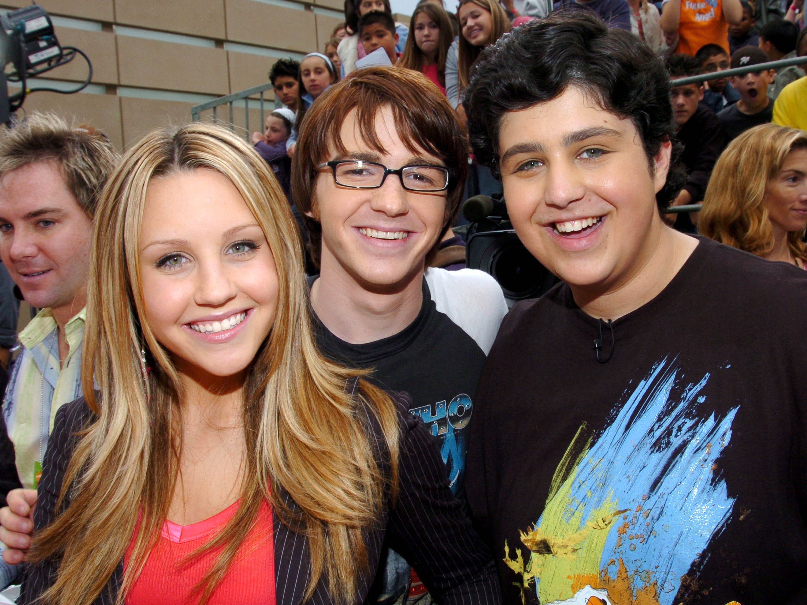 Amanda Bynes posiert mit den anderen Nickelodeon-Stars Drake Bell und Josh Peck bei den Nickelodeon Kids' Choice Awards 2004.