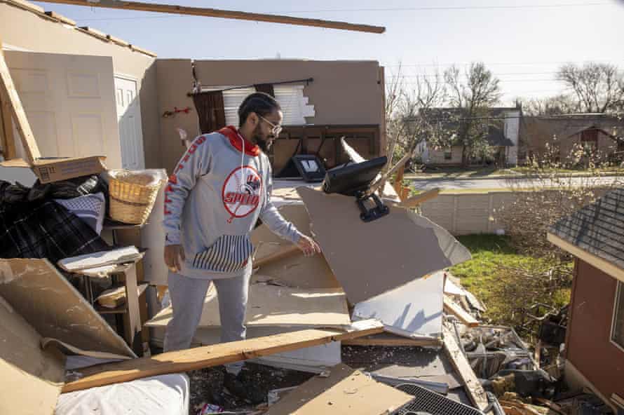 J-Bo Moore betrachtet die Tornadoschäden an seinem Haus in Round Rock, Texas.