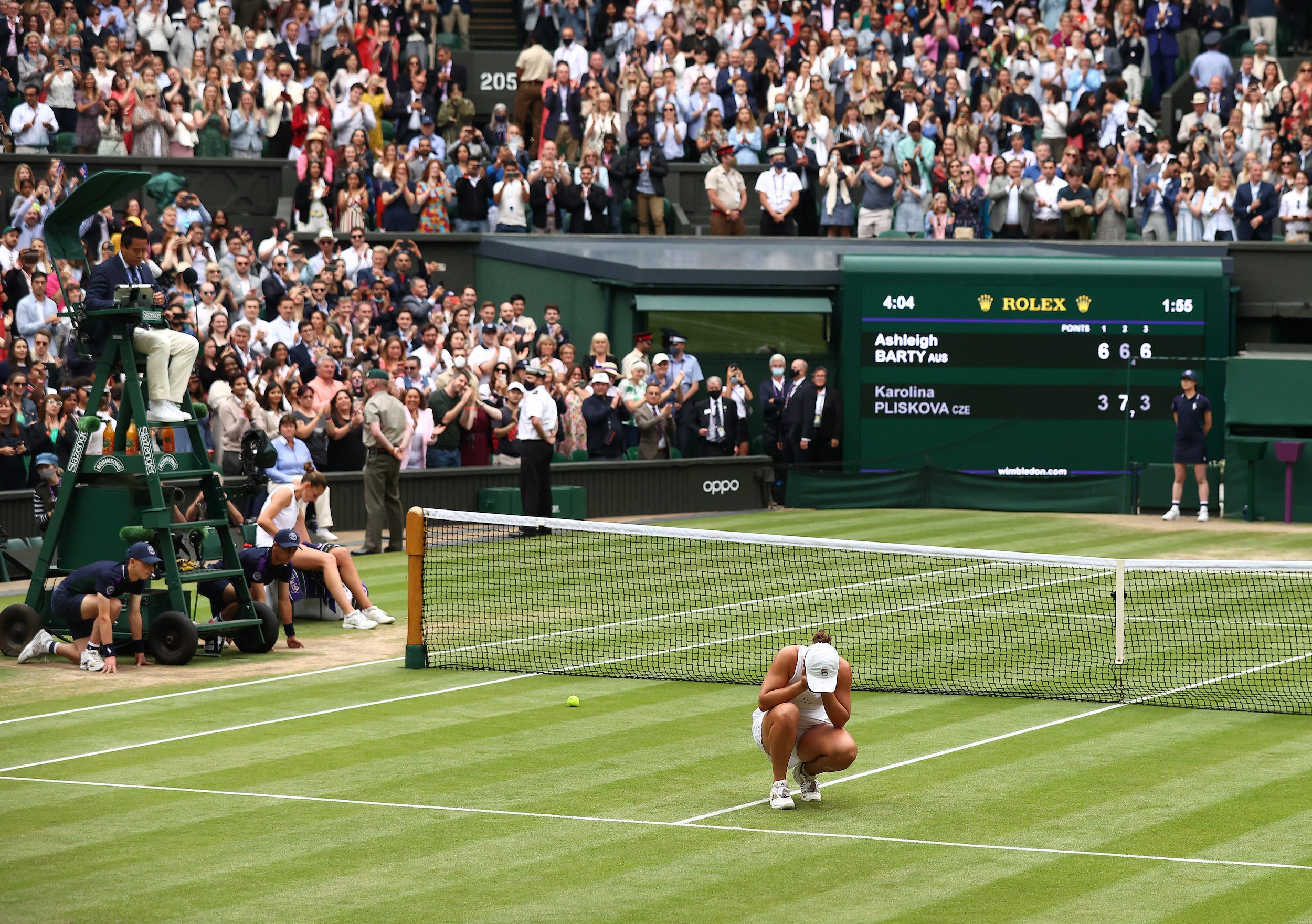 Ashleigh Barty aus Australien feiert ihren Wimbledon-Sieg 2021.