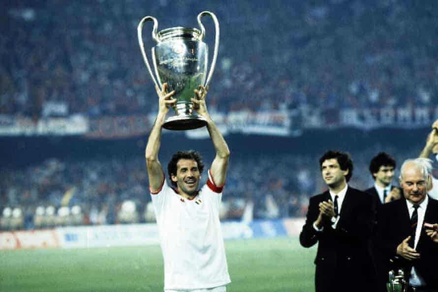 Franco Baresi aus Mailand gewinnt 1989 den Europapokal.