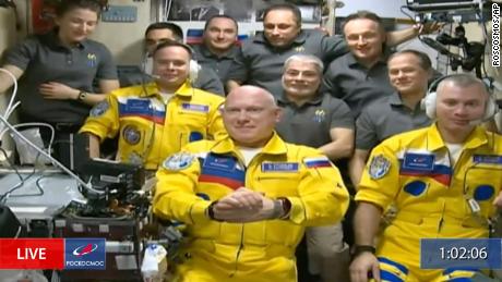 Russische Kosmonauten lösen Spekulationen aus, nachdem sie in den Farben der Ukraine an der Internationalen Raumstation angekommen sind