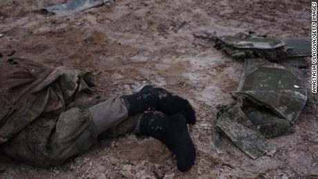 Die verlassene Leiche eines russischen Soldaten, die am 5. März auf einer Straße in Sytniaky, Ukraine, lag.