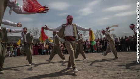 Syrische Kurden feiern am 21. März den Nowruz-Feiertag in der Stadt Afrin.