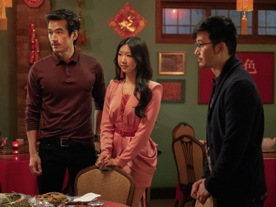 Tony Chung als Dennis Soong, Shannon Dang als Althea Shen und Jon Prasida als Ryan Shen in „Kung Fu“ Staffel 2 Folge 1