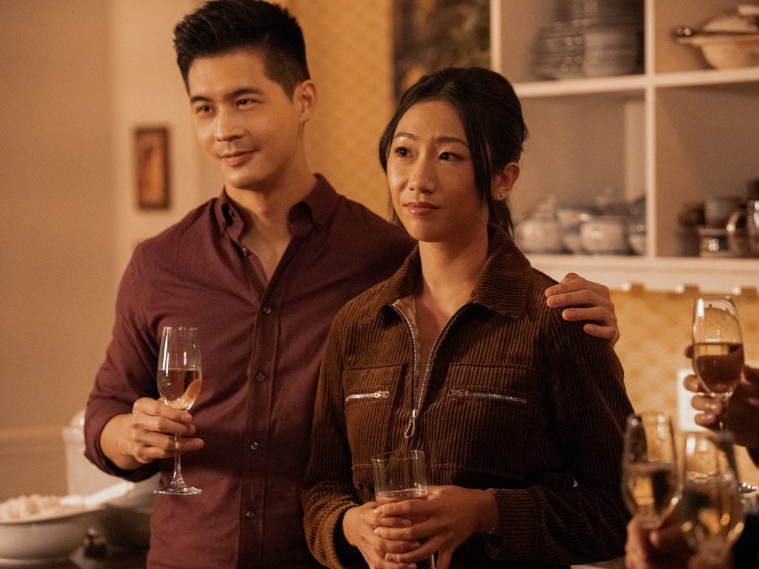 Eddie Liu als Henry Yan und Olivia Liang als Nicky Shen in „Kung Fu“ Staffel 2 Folge 4