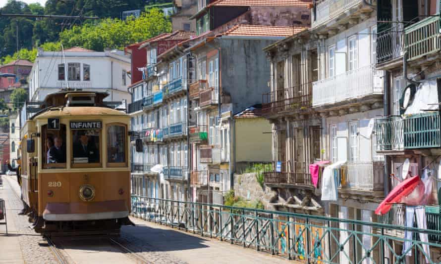 Alte Straßenbahn in der Altstadt von Porto