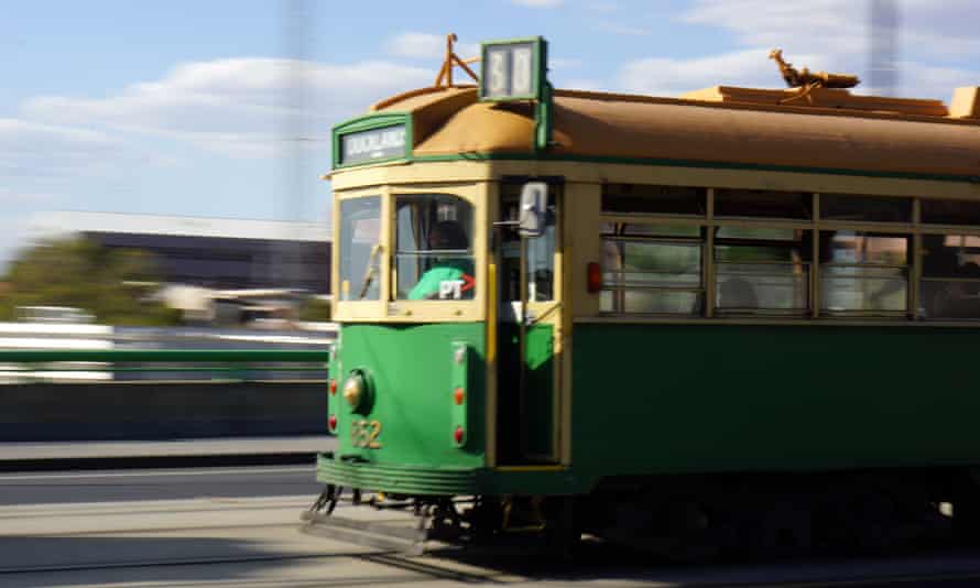 ZügeAlte elektrische Straßenbahn Eine von Melbournes kostenlosen Stadtkreis-Straßenbahnen Melbourne Australien Moving ozstock ozstock