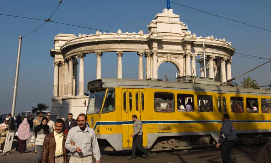 Straßenbahn vorbei am neoklassizistischen Denkmal des unbekannten Soldaten, Alexandria
