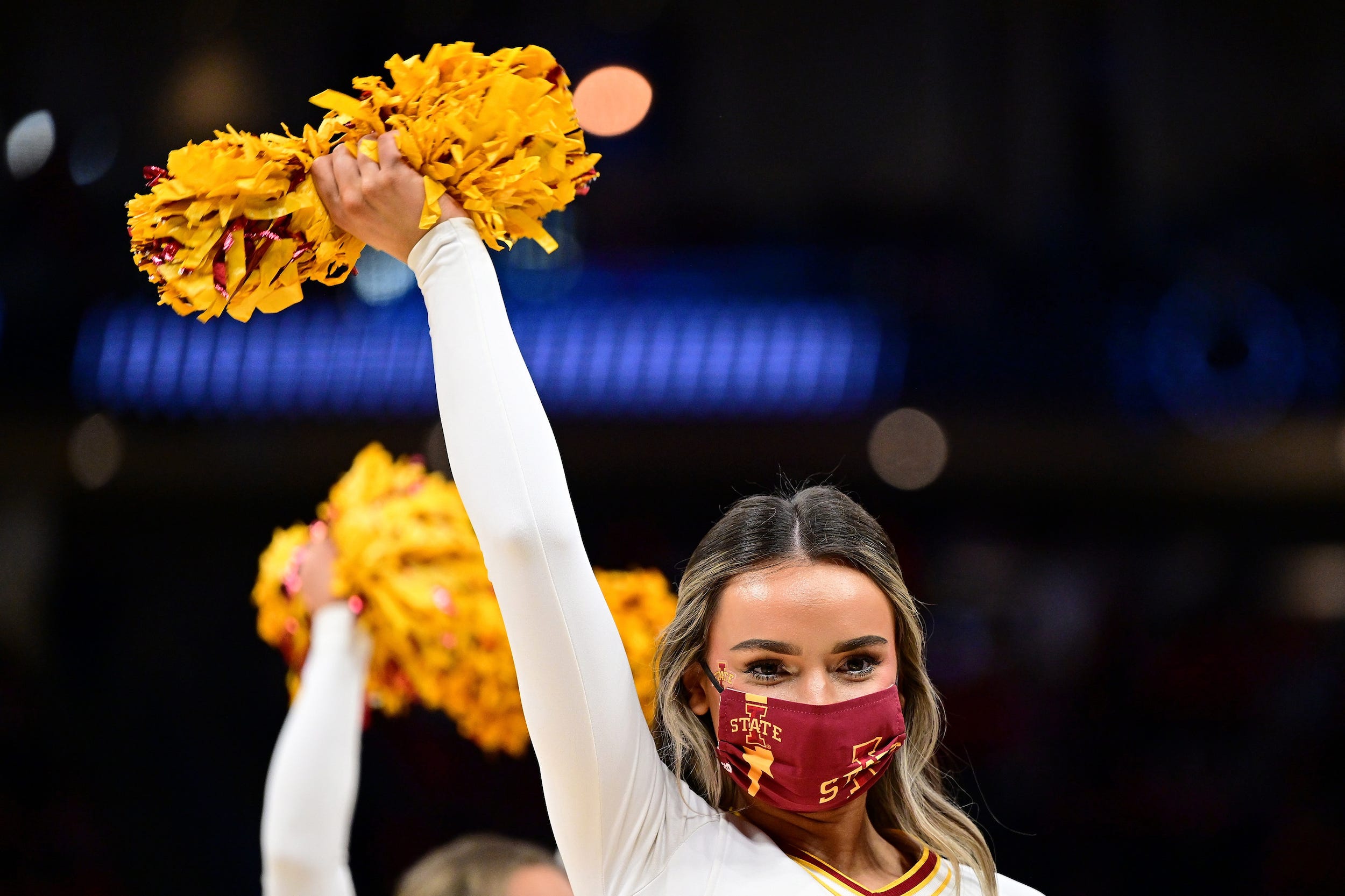Eine Cheerleaderin aus dem Bundesstaat Iowa tritt auf, während sie eine Maske trägt.