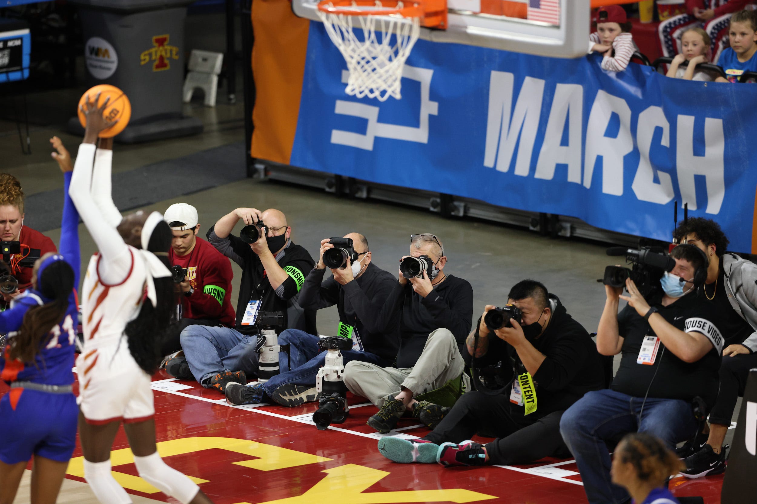 Fotografen tragen Masken, um die Action eines Erstrundenspiels während des NCAA-Turniers 2022 festzuhalten.