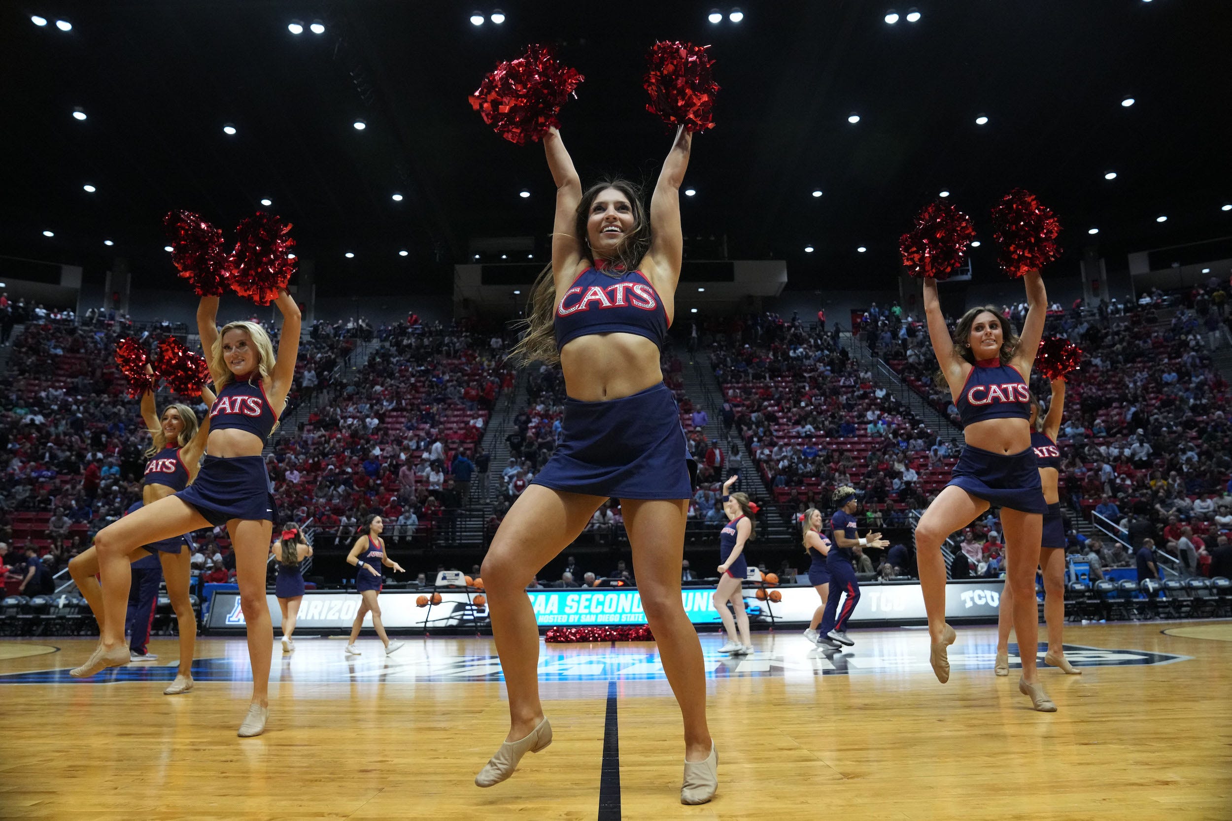 Die Cheerleader der Arizona Wildcats treten in der zweiten Runde des NCAA-Turniers 2022 zur Halbzeit auf.