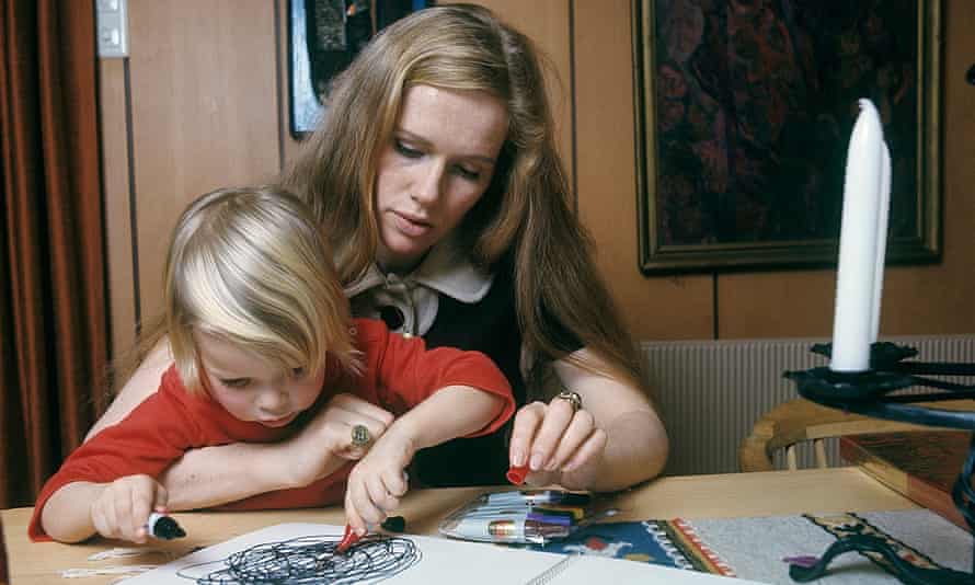 Ullmann mit Tochter Linn im Jahr 1971.