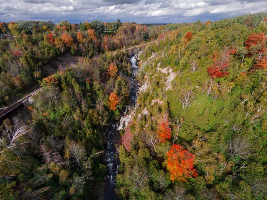 Herbstfarben prägen die steilen Talwände des Port Credit River und die Cataract Falls im Forks of The Credit Provincial Park.