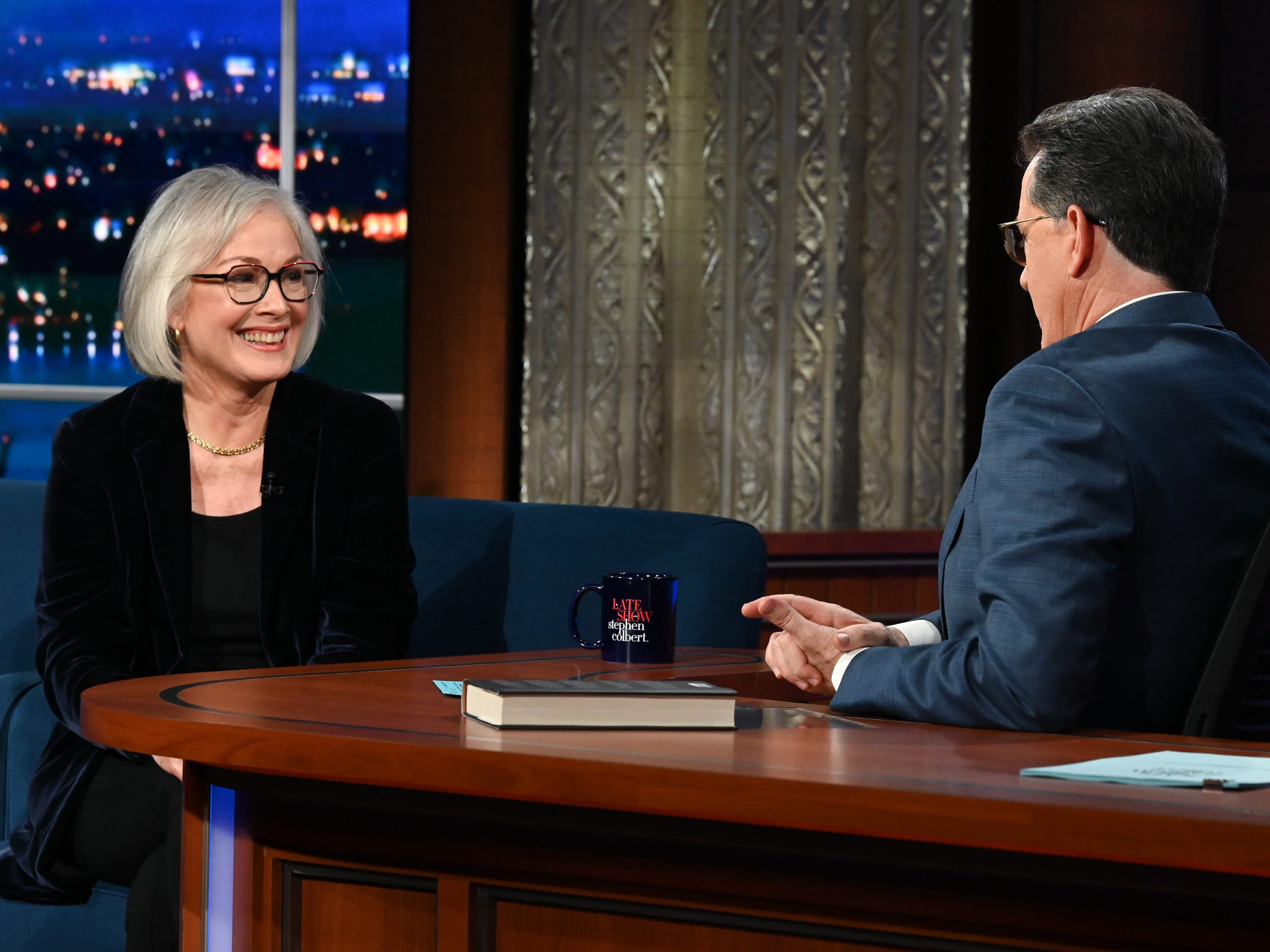 Marie Yovanovitch und Stephen Colbert