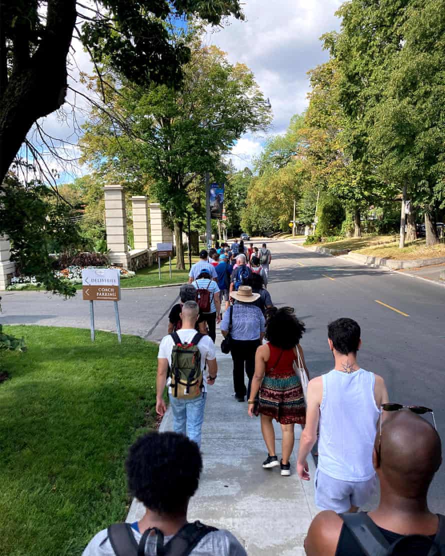 Eine Gruppe zu Fuß in Toronto