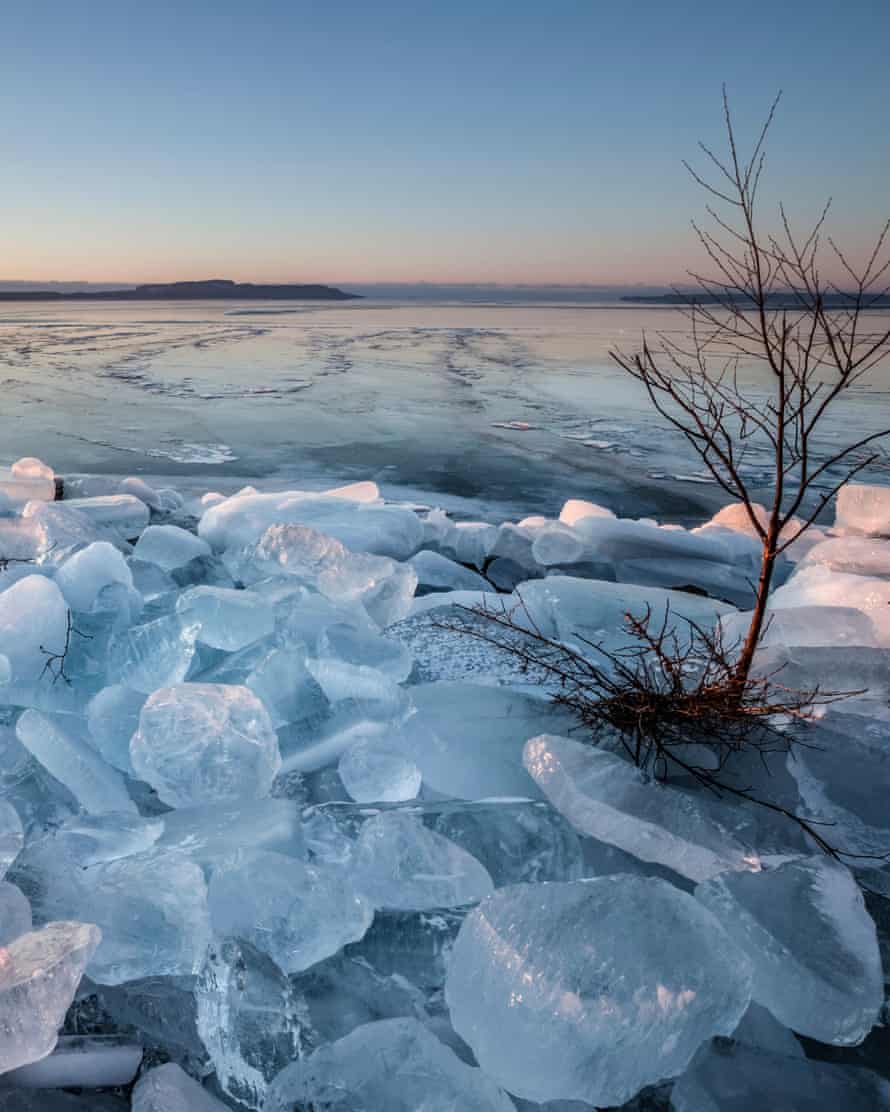 Eis am Rand des Ozeans in Thunder Bay