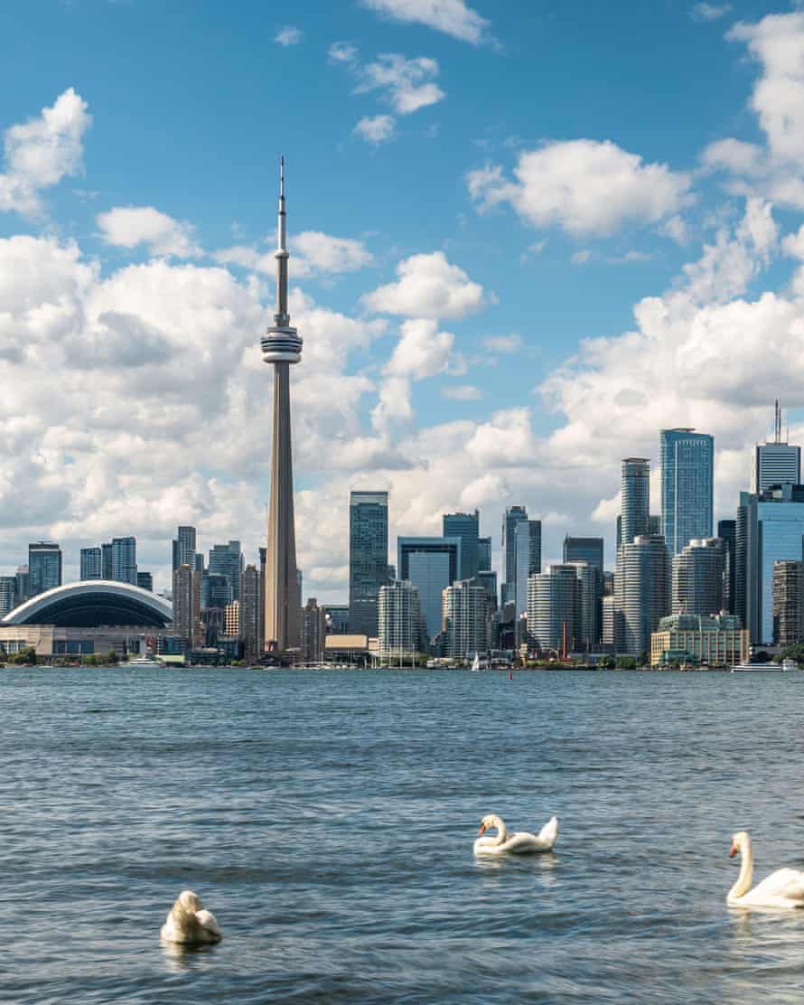 Skyline von Toronto und Lake Ontario im Sommer.